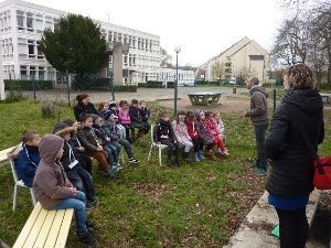 Les élèves de la classe ULIS lisent des histoires à des élèves de maternelle…