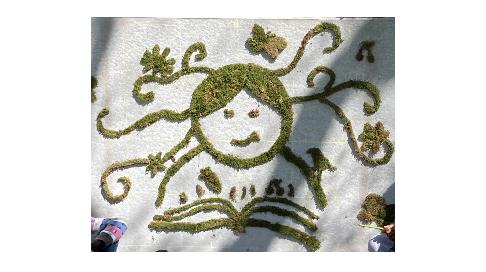 Les élèves du club écolo créent un graff végétal.